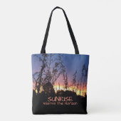 Tote Bag Le lever de soleil rougeoie entre les silhouettes (Dos)