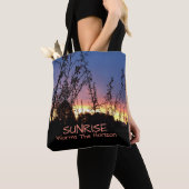 Tote Bag Le lever de soleil rougeoie entre les silhouettes (De près)