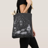 Tote Bag Le Magicien Étudiant le Grimoire — par BurnsInHell (De près)