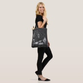 Tote Bag Le Magicien Étudiant le Grimoire — par BurnsInHell (Sur le modèle)