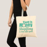 Tote Bag Le temps est l'argent tendance Shopping Slogan<br><div class="desc">"Le temps est de l'argent et le shopping est du temps bien dépensé" sac de citation de typographie moderne.</div>