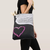 Tote Bag Lei en forme de coeur sur la plage noire de sable (De près)
