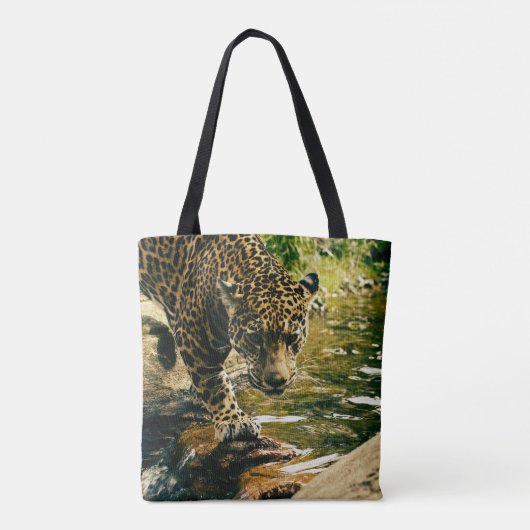 Tote Bag Leopard Crossing a Stream Photographie (Dos)