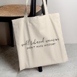 Tote Bag Les femmes bien conduites ne citent pas l'histoire<br><div class="desc">Simple et élégant "Les femmes bien conduites ne font pas l'histoire" conception de devis insonorisée personnalisée avec typographie de script moderne dans un style de design minimaliste inspiré de l'empwerment féminin. Le texte peut facilement être customisé pour ajouter votre propre nom ou slogan personnalisé pour le cadeau parfait! #féminisme #petite...</div>