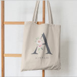 Tote Bag LETTRE BOUTEILLE BOUILLONNE Sauvage LETTRE FLEUVE<br><div class="desc">Elégante aquarelle de fleurs roses rousses et délicate verdure du jardin orné de la lettre "A" en ardoise gris sac fourre-tout monogramme. Le sac contient une seule ligne de texte modèle à personnaliser avec le nom.</div>