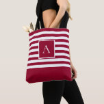 Tote Bag LETTRE Carré CHIC ROUGE BLANCHE MONogramme<br><div class="desc">Magnifique ! Ce monogramme à rayures chic, rouge et blanc fourre-tout est parfait pour tout : emmenez-le à la plage, un pique-nique, un barbecue, du shopping, en vacances, sur le bateau et bien plus encore - comme nous l'avons dit, tout, et c'est pourquoi vous l'utiliserez tout le temps! Les rayures...</div>