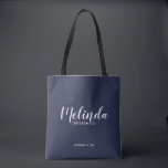 Tote Bag LETTRE D'ENFANTS PERSONNALISÉE DE LA Marine DE Scr<br><div class="desc">Script moderne Navy Blue Personnalisé Bridesmaids Fourre-tout Bagatveavec le nom personnalisé de la serveuse de pont dans le style de police calligraphie moderne avec titre et date mariage dans le style moderne sans serif de police sur arrière - plan bleu marine. Aussi parfait pour Maid of Honor, Flower Girl, Mother...</div>