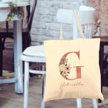 Tote Bag LETTRE FLEURIE G Bouquet rose et ivoire<br><div class="desc">Sac fourre-tout personnalisé avec votre monogramme - nom et origine. La lettre fleurie G est conçue en parties scintillant rose rose et décorée d'un bouquet rose et ivoire de fleurs d'aquarelle et de verdure. Le modèle est configuré pour que vous puissiez ajouter votre nom dans un script en lettres de...</div>