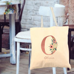 Tote Bag LETTRE Florale Initiale O Aquarelle Bouquet rose<br><div class="desc">Sac fourre-tout personnalisé avec votre monogramme - nom et origine. La lettre fleurie O est conçue en parties scintillant rose rose et décorée d'un bouquet rose et ivoire de fleurs d'aquarelle et de verdure. Le modèle est configuré pour que vous puissiez ajouter votre nom dans un script en lettres de...</div>