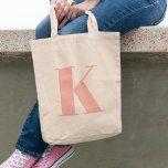 Tote Bag Lettre initiale | Monogramme Moderne Peach Design<br><div class="desc">Sac fourre-tout monogramme simple et élégant personnalisé dans la typographie minimaliste moderne en rose pêche. Un cadeau personnalisé parfait ou un accessoire de mode avec une touche personnelle!</div>