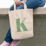 Tote Bag Lettre initiale | Monogramme Moderne Tendance Sage<br><div class="desc">Sac fourre-tout monogramme simple et élégant personnalisé dans la typographie minimaliste moderne en vert sauge. Un cadeau personnalisé parfait ou un accessoire de mode avec une touche personnelle!</div>