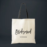Tote Bag Lettres main Noire E-Maid Personnalisé<br><div class="desc">Sac fourre-tout de femme de chambre sur mesure. Sac fourre-tout moderne et classique avec écriture manuscrite noire "bridesmaid". Personnalisez en ajoutant le nom du destinataire,  le hashtag du mariage ou d'autres détails. Parfait comme cadeau pour votre fête de mariage ou de mariage.</div>