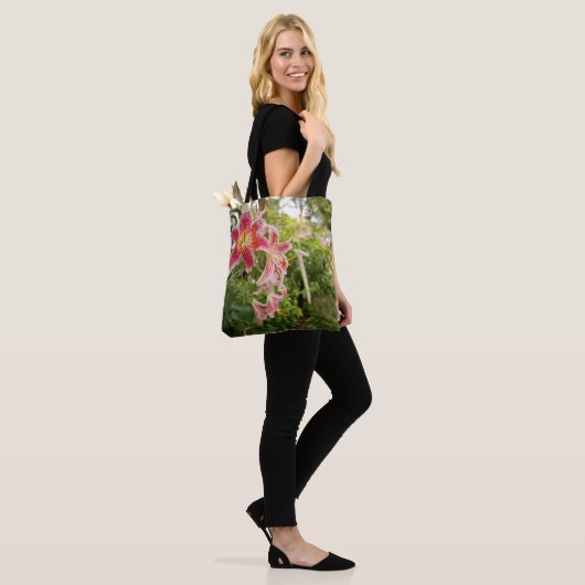 Tote Bag Lillies roses (Sur le modèle)