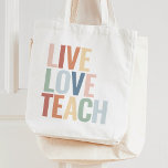 Tote Bag Live Love Enseigner Rainbow Appréciation de l'ense<br><div class="desc">Surprenez l'enseignant dans votre vie ou offrez-vous (si vous êtes l'enseignant) à cette fourre-tout colorée,  avec une typographie audacieuse et colorée.</div>