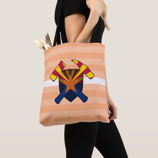 Tote Bag Logo du marteau de pierre du géologue avec drapeau (De près)