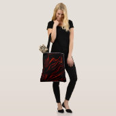 Tote Bag Longue trace rouge sur l'arrière - plan noir (Sur le modèle)