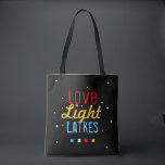 Tote Bag Love Light Latkes Funny Hanoukka Bright on Black<br><div class="desc">Pratique et amusant - la combinaison parfaite, This Love Light Latkes Black Hanoukka Funny Citation Fourre-tout va mettre un ton festif Chanukah partout où il va cette saison de vacances! Bien sûr de faire sourire vos amis et votre famille. Le dicton coloré et humoristique se démarque vraiment par son arrière...</div>