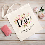 Tote Bag Love Rose Aquarelle Fleurs Mariage Monogramme<br><div class="desc">Le design personnalisé du sac fourre-tout comprend le mot "Amour" dans un style de script noir écrit à la main, encadré par une belle aquarelle peinte à la floraison de rose pastel, de rougir, de pêche printanière dahlia et fleurs roses et feuilles verts. Un monogramme moderne et élégant des noms...</div>