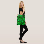 Tote Bag Lucky Celtic Irish Green Shamrocks (Sur le modèle)