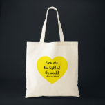 Tote Bag Lumière du coeur jaune mignon de la Bible Mondiale<br><div class="desc">Ce fourre-tout de bonne humeur présente un coeur jaune et les merveilleuses paroles de Jésus à l'avant et à l'arrière.</div>