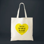 Tote Bag Lumière du coeur jaune mignon de la Bible Mondiale<br><div class="desc">Ce fourre-tout de bonne humeur présente un coeur jaune et les merveilleuses paroles de Jésus à l'avant et à l'arrière.</div>