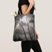 Tote Bag Lumière Solaire À Travers Les Arbres Bois Sombre (De près)