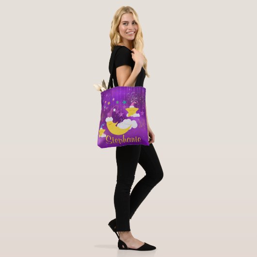 Tote Bag Lune somnolente et ciel étoilé pourpre d'étoiles (Sur le modèle)