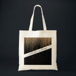 Tote Bag Luxe Chic Black Gold Fringe Parties scintillant ét<br><div class="desc">Cette impression glamour et de luxe est le design parfait pour la femme élégante et branchée. Il est doté d'un rideau de frange de parties scintillant en or brillant avec une typographie de parties scintillant fausse sur le dessus d'un arrière - plan noir simple. C'est un design élégant, chic, branché...</div>