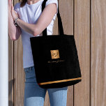 Tote Bag Luxe élégant or moderne noir monogrammed<br><div class="desc">Classy bureau exclusif ou sac fourre-tout monogrammed personnel avec un carré de parties scintillant en or métallique en faux cuivre avec vos initiales de nom monogramme et une bande brillante sur un arrière - plan élégant en faux cuir noir. Convient aux professionnels des petites entreprises, des entreprises ou des entreprises...</div>