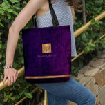 Tote Bag Luxe élégant or moderne violet monogrammed<br><div class="desc">Classy bureau exclusif ou sac fourre-tout monogrammed personnel avec un carré de parties scintillant en or métallique en faux cuivre avec vos initiales de nom monogramme et une bande brillante sur un arrière - plan élégant en faux cuir violet. Convient aux professionnels des petites entreprises, des entreprises ou des entreprises...</div>