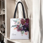 Tote Bag Luxuriante aquarelle Bourgogne florale avec nom<br><div class="desc">Idée cadeau pour les demoiselles d'honneur ou d'autres membres de votre mariage,  cette conception présente un luxueux bouquet aquarelle de fleurs sombres en bordeaux,  violet aubergine,  rose profond,  rose,  beige,  turquoise et vert. Un modèle de texte est inclus pour que vous puissiez personnaliser avec un nom.</div>