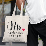 Tote Bag M. Elegant Script Coeur Personnalisé Mariage Monog<br><div class="desc">Personnalisé Mr sac fourre-tout pour le marié nouvellement marié dispose d'élégant script noir moderne et de style classique nom de famille et date de mariage texte monogramme qui peut être personnalisé. Le design comprend un joli détail de coeur rouge. Fait un grand cadeau mariage pour la lune de miel! Magasinez...</div>