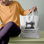 Tote Bag Machine à coudre Vintage pourpre<br><div class="desc">Sac économique élégant pour tailleurs,  couturières,  couturiers,  stylistes,  et plus avec une illustration de machine à coudre vintage en couleur aubergine violet avec deux lignes de texte personnalisé en blanc. La couleur de la machine à coudre est modifiable !</div>