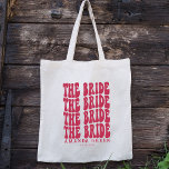 Tote Bag Magenta Boho tendance Boho Retro Mariée personnali<br><div class="desc">Vous cherchez un cadeau parfait pour votre prochaine soirée de bachelorette ? Ne cherchez pas plus loin que nos sacs fourre-tout personnalisés ! Chaque sac fourre-tout est fait de matériaux de haute qualité et dispose d'un design unique et tendance qui s'harmonise parfaitement avec votre style. De plus, chaque sac fourre-tout...</div>