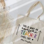 Tote Bag Magnifique enseignant typographie moderne cadeau a<br><div class="desc">Voici à quoi ressemble un enseignant génial. Magnifique professeur de typographie moderne cadeau. Avec lettré à la main script fun moderne,  et espace pour leur nom et le nom de votre enfant. La fin de l'année,  Noël ou cadeau de vacances parfait pour votre professeur préféré.</div>