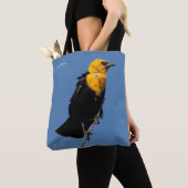 Tote Bag Magnifique oiseau-noir à tête jaune lors d'une jou (De près)