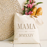 Tote Bag Mama Année Numérique Romaine Établie<br><div class="desc">Un sac fourre-tout minimaliste moderne pour célébrer une nouvelle maman chic,  cette fourre-tout minimaliste propre met en vedette "Mama" ou votre choix de surnom de maman en lettres serif neutres. Personnaliser avec l'année où elle est devenue une mère en dessous en chiffres romains élégants pour une touche chic.</div>