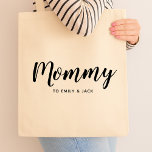 Tote Bag Maman | Modern Mom Kids Noms de la fête des mères<br><div class="desc">Simplement, design "Mommy" élégant sur mesure dans la typographie minimaliste moderne qui peut facilement être personnalisé avec des noms d'enfants ou votre propre message spécial. Le cadeau unique parfait pour une nouvelle maman, le jour de la mère, l'anniversaire de maman ou juste parce que!</div>