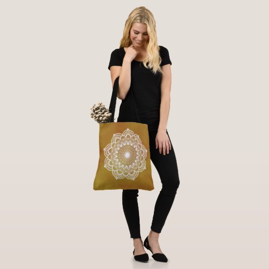 Tote Bag Mandala blanc sur fond doré (Sur le modèle)