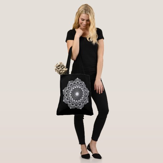 Tote Bag Mandala blanc sur fond noir (Sur le modèle)