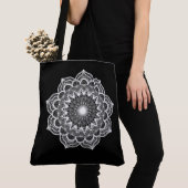 Tote Bag Mandala blanc sur fond noir (De près)
