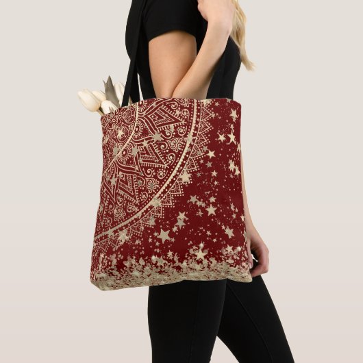 Tote Bag Mandala enchanteur avec étoiles d'or sur rouge (De près)