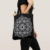 Tote Bag Mandala floral noir et blanc réversible (De près)
