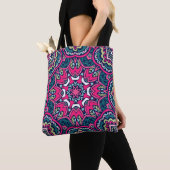 Tote Bag Mandala géométrique bleu, vert, rose et violet (De près)