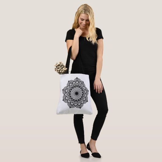 Tote Bag Mandala noir sur fond blanc (Sur le modèle)