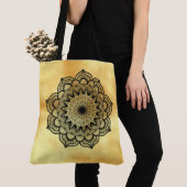 Tote Bag Mandala noir sur fond doré doux (De près)