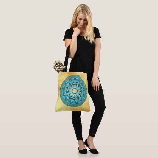 Tote Bag Mandala noir sur fond doré doux (Sur le modèle)