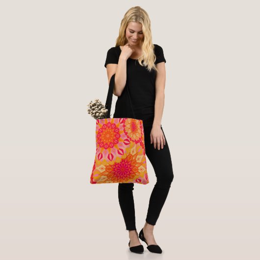 Tote Bag Mandala superposé orange rose jaune (Sur le modèle)