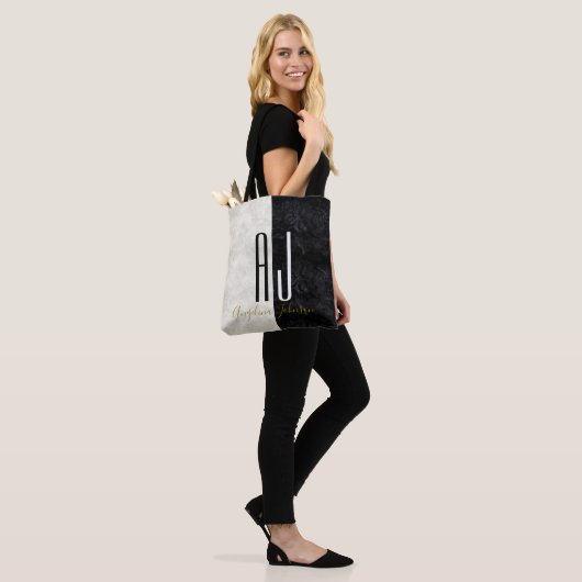 Tote Bag Marbre moderne élégant Monogramme noir et blanc (Sur le modèle)