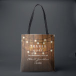 Tote Bag Mariage campagnard rustique en bois de grange Merc<br><div class="desc">Merci à vos invités de mariage en dehors de la ville avec ce sac fourre-tout personnalisé au design rustique avec des lampes à cordes scintillantes posées contre un arrière - plan en bois de grange. Le texte amusant dit "Merci à tous" pour avoir fêté avec nous ! Personnalisez avec 5...</div>